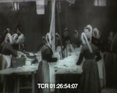 26:54 Femmes à la vaisselle